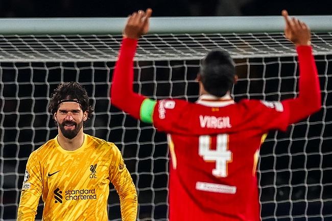 Kiper Liverpool Alisson Becker (kiri) usai pertandingan melawan PSG di ajang Liga Champions. (Twitter/@LFC)