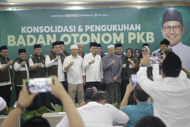Penguruan Badan Percepatan Ekonomi dan Penanggulangan Kemiskinan (BPEK) DPW PKB Jawa Tengah saat berfoto bersama gubernur Jateng Ahmad Luthfi. (IST)