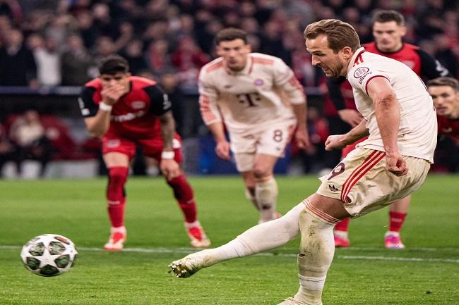 Pemain Bayern Munchen Harry Kane saat melakukan eksekusi penalti dalam laga melawan Bayer Leverkusen di ajang Liga Champions. (Twitter/@FCBayern)