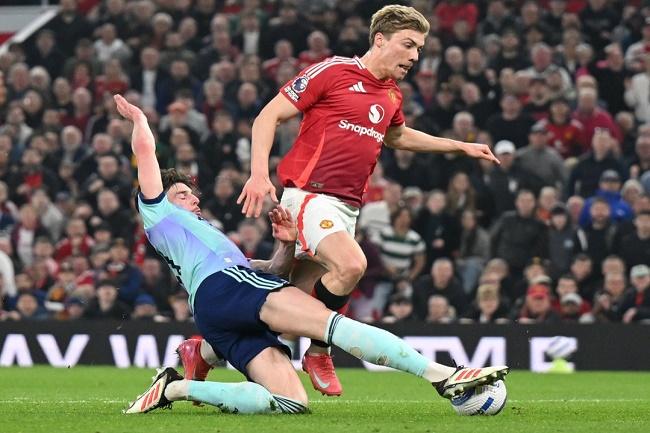 Pemain Manchester United dan Arsenal berebut bola dalam pertandingan lanjutan Liga Inggris. (Twitter/@Arsenal)