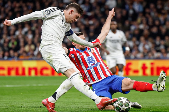 Pemain Real Madrid dan Atletico Madrid berebut bola dalam laga leg pertama babak 16 besar Liga Champions. (Twitter/@realmadriden)