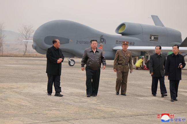 kim jong un mengawasi sendiri uji coba drone bunuh diri di korea utara korut drone ini dilengkapi teknologi artificial intelli 1743223400838