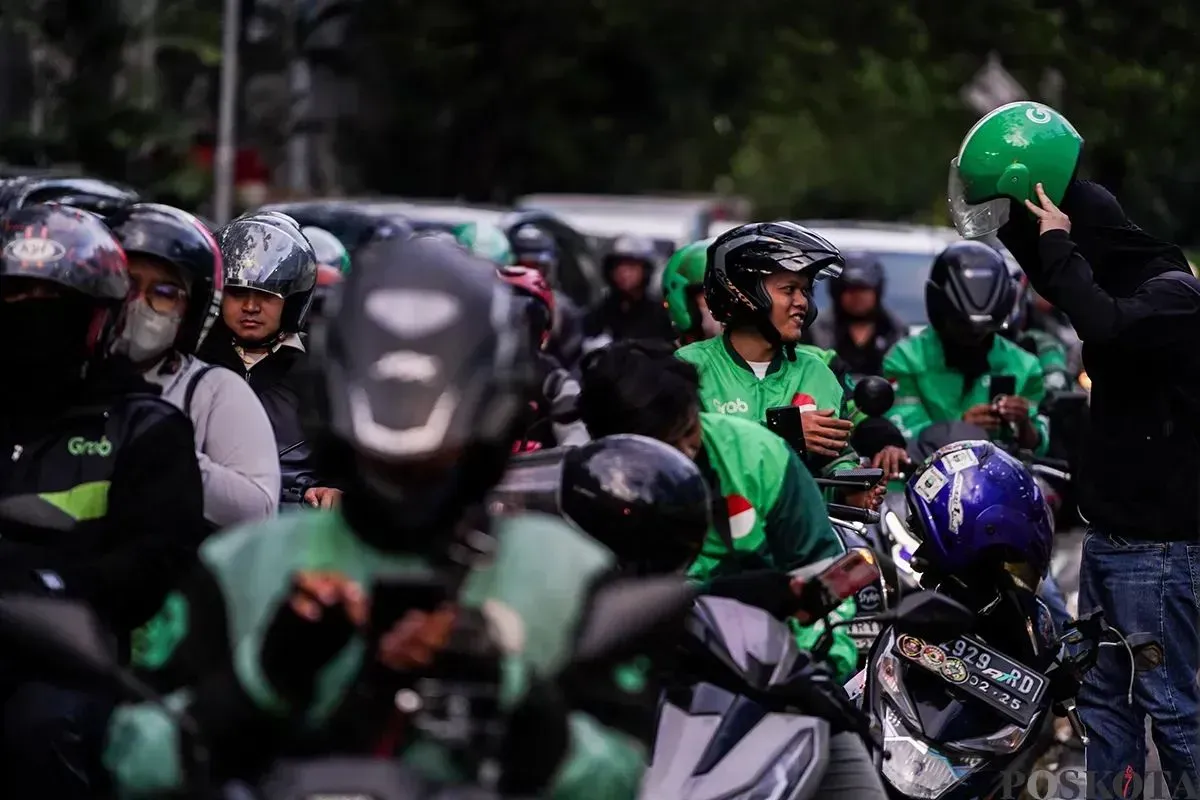 Sebagian Ojol Masih Layani Penumpang Meski Aksi Unjuk Rasa Berlangsung.