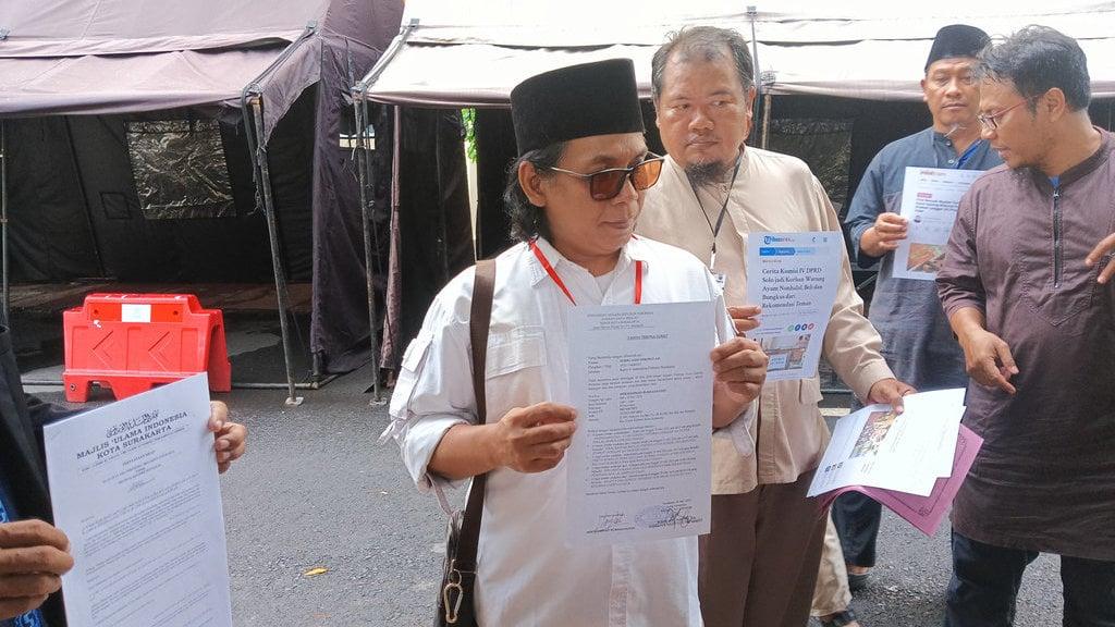 Warga Surakarta, Mochammad Burhanuddin melakukan aduan ke Polresta Surakarta terkait polemik Warung Ayam Goreng Widuran. tirto.id/Febri Nugroho