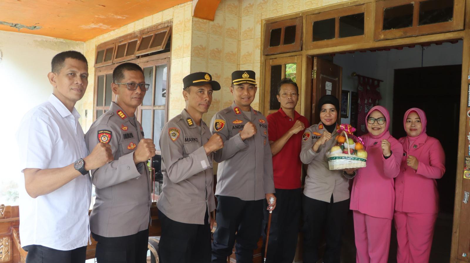 Kapolres Purworejo Anjangsana Ke Rumah Anggota Yang Didera Sakit Menahun