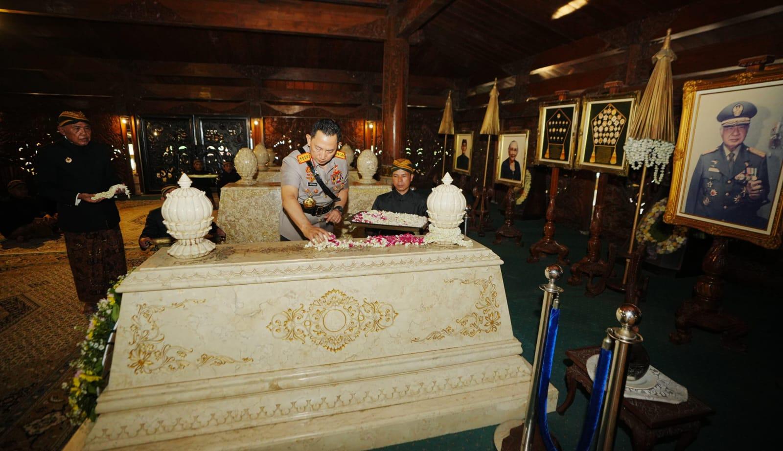 Rangkaian Hari Bhayangkara ke-79, Kapolri Ziarahi ke Makam Presiden Soeharto di Astana Giribangun Karanganyar