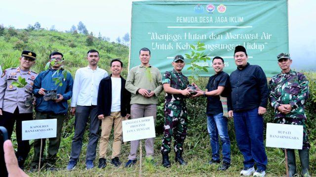 Dandim 0704 Banjarnegara menyerahkan bibit pohon Aren kepada Ketua IPDA Nasional Arifin Kusuma Wardani sebelum penanaman serantak bibit pohon di petak 12 Pegunungan Rogojembangan, Kecamatan Wanayasa