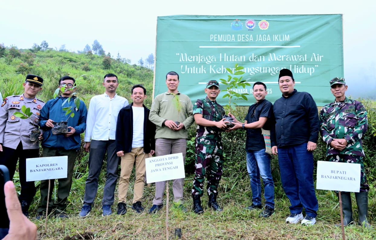 Dandim 0704 Banjarnegara menyerahkan bibit pohon Aren kepada Ketua IPDA Nasional Arifin Kusuma Wardani sebelum penanaman serantak bibit pohon di petak 12 Pegunungan Rogojembangan, Kecamatan Wanayasa