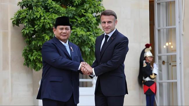 menteri pertahanan menhan ri prabowo subianto disambut hangat secara langsung oleh presiden prancis emmanuel macron di prancis 1 169