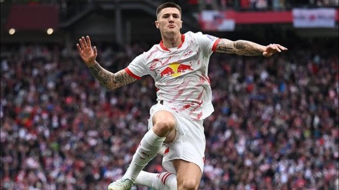 68907d9633f56 man united dan liverpool rebutan benjamin sesko di detik detik terakhir bursa transfer musim panas 2025 665 374