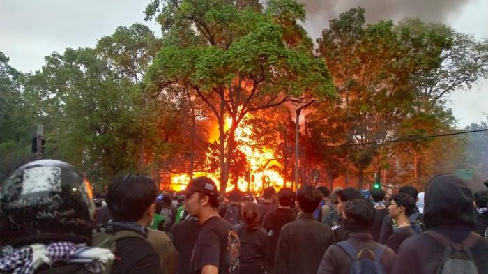 Gedung DPRD Jawa Barat dibakar massa