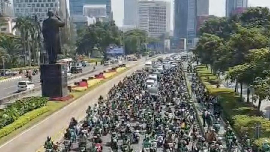iring iringan ribuan driver ojol mengantar jenazah affan kurniawan yang meninggal karena dilindas kendaraan taktis rantis barr 1756437823851 169