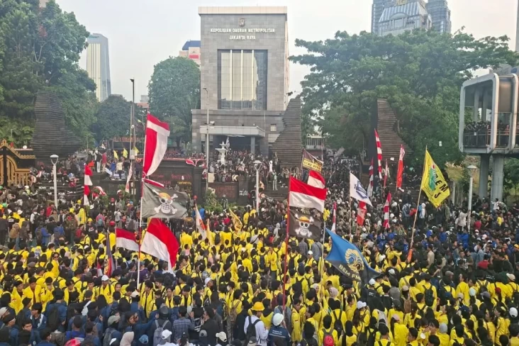 mahasiswa tutup jalan raya gatot soebroto depan pintu gerbang polda metro jaya rtc