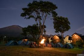 Peserta berada di sekitar tenda saat acara Intimate Camp Rinjani 2025 di Desa Sembalun, Kecamatan Sembalun, Lombok Timur, NTB, Sabtu (23/8/2025).