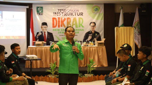 Anggota komisi A DPRD Jawa Tengah Abdul Aziz saat menjadi narasumber kegiatan Pendidikan Instruktur; Pendidikan Kader Badan Partai (Dikbar) DKW Garda Bangsa Jawa Tengah. (IST)