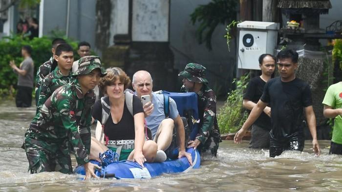 evakuasi wisatawan terjebak banjir di bali 1757489775006 169