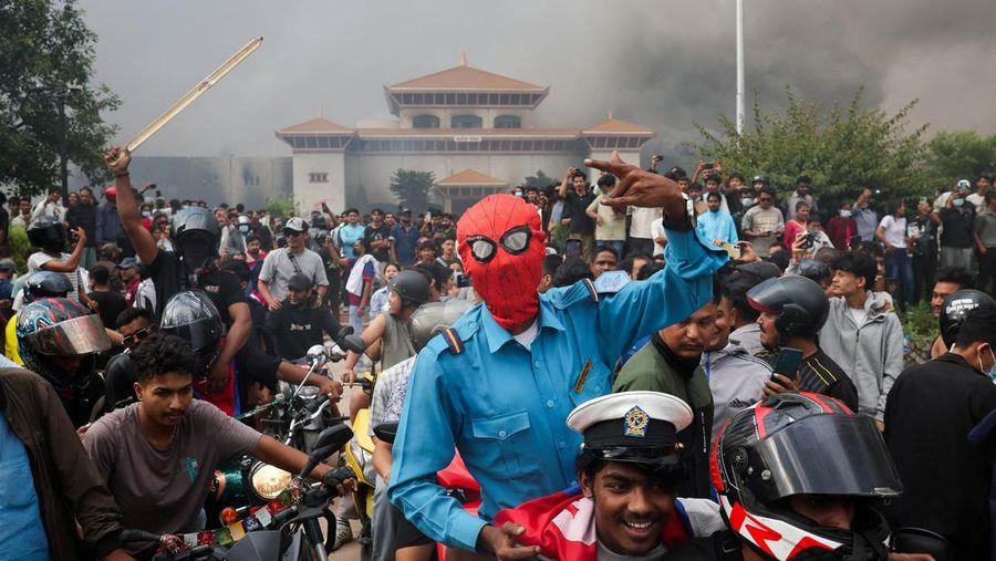 para demonstran bereaksi di dekat asap yang mengepul dari kompleks parlemen menyusul kebakaran yang terjadi selama protes terh 1757426883399 169