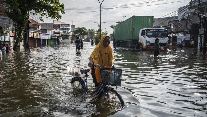 banjir semarang belum surut ribuan warga terdampak 1761731425470 169