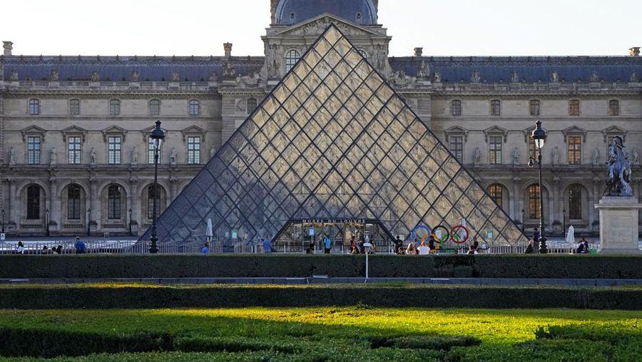 pemandangan umum museum louvre paris prancis 10 agustus 2024 1760917123458 169