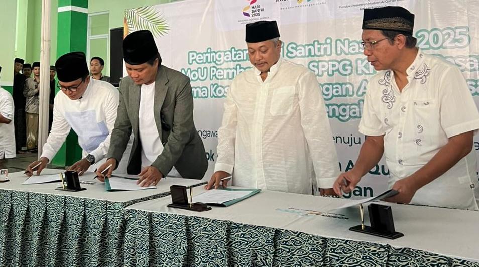 Ketua Asosiasi Pengasuh PonPes Jateng, KH M Yusuf Chudlori (dua dari kiri) saat prosesi MoU pembangunan SPPG Pesantren. (IST)
